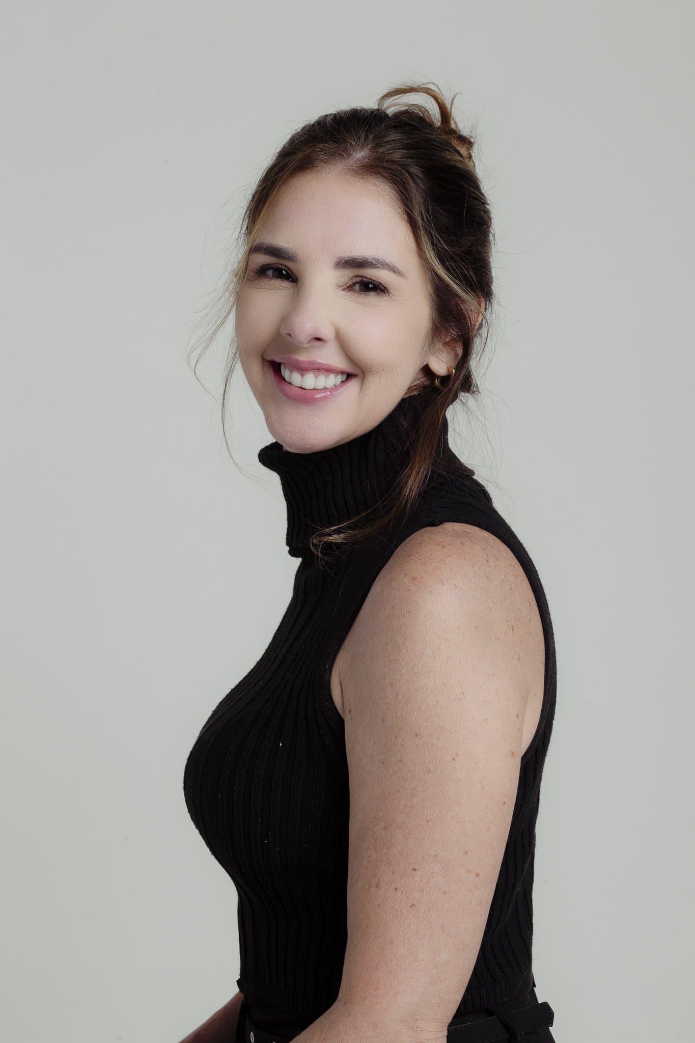 Anna Braga de perfil, com olhar para o lado.